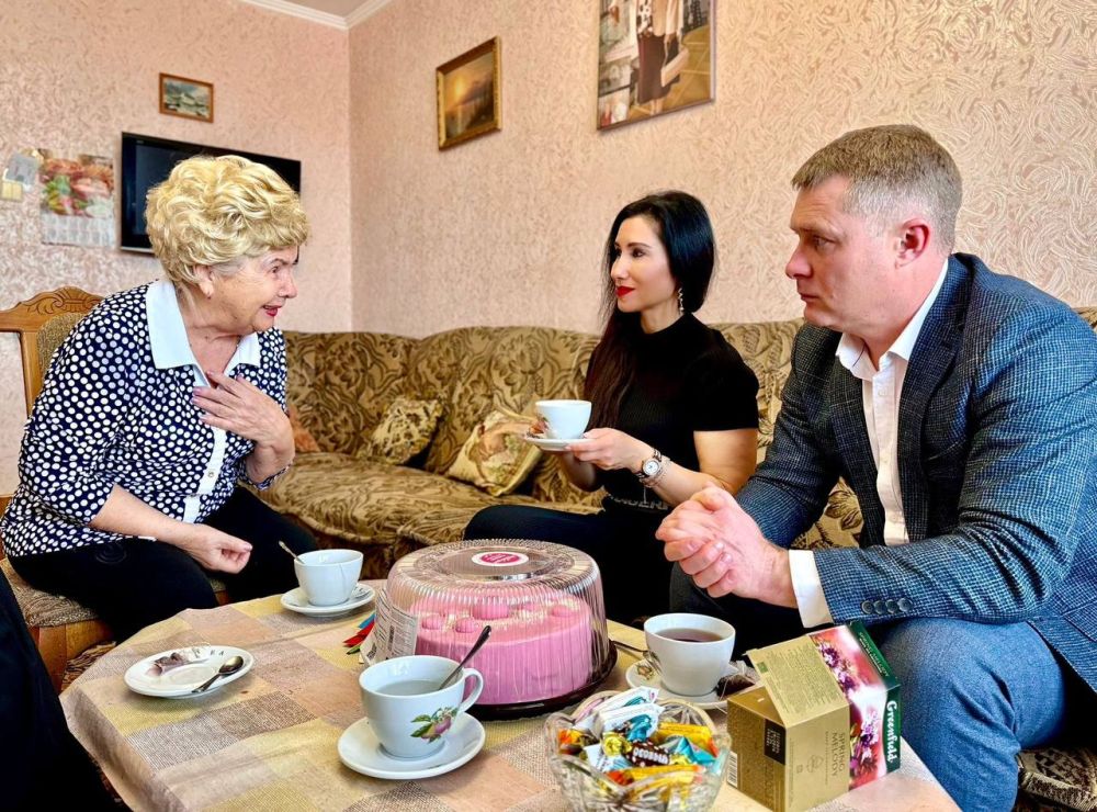 В городе Симферополе сотрудники администрации крымской столицы совместно с депутатами Государственной Думы Российской Федерации, Государственного Совета Республики Крым и Симферопольского городского совета продолжается... В городе Симферополе сотрудники администрации крымской столицы совместно с депутатами Государственной Думы Российской Федерации, Государственного Совета Республики Крым и Симферопольского городского совета продолжается...