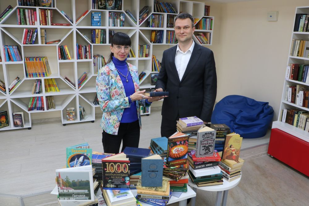Минфин Крыма передал в дар Центральной библиотеке Крыма более ста книг Минфин Крыма передал в дар Центральной библиотеке Крыма более ста книг