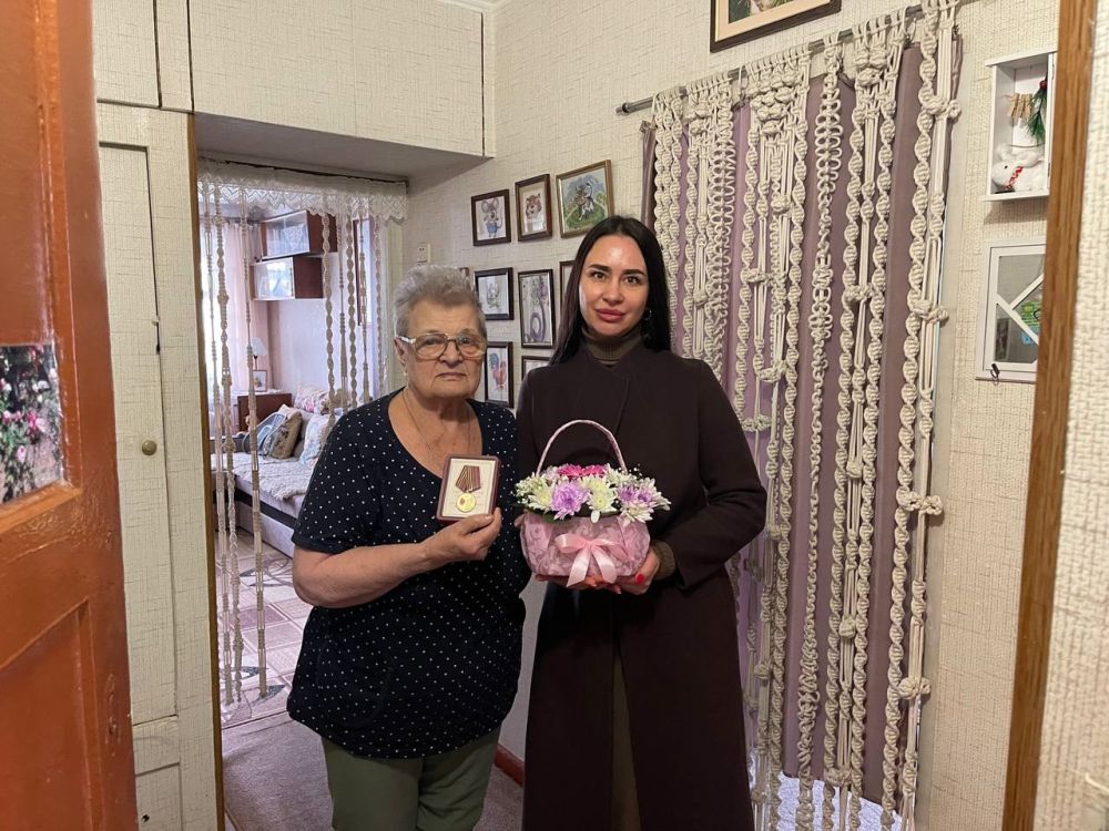 В городе Симферополе сотрудники администрации крымской столицы совместно с депутатами Государственной Думы Российской Федерации, Государственного Совета Республики Крым и Симферопольского городского совета продолжается... В городе Симферополе сотрудники администрации крымской столицы совместно с депутатами Государственной Думы Российской Федерации, Государственного Совета Республики Крым и Симферопольского городского совета продолжается...