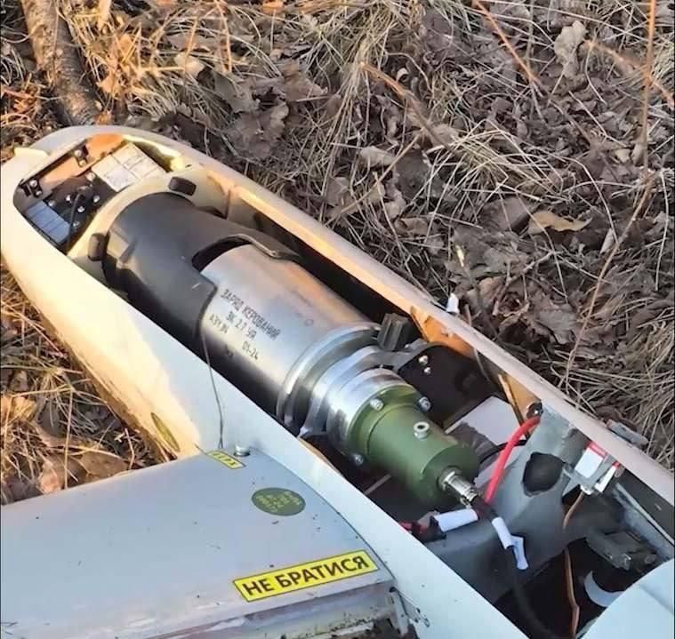 Российские военные изучают упавший в Крыму украинский аналог "Ланцета" Российские военные изучают упавший в Крыму украинский аналог "Ланцета"