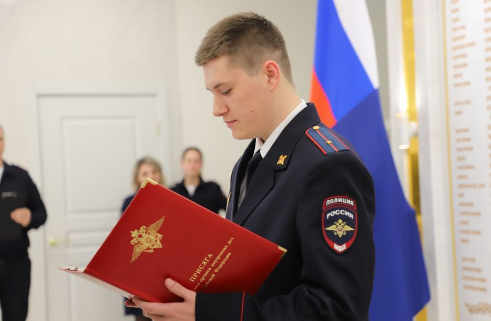 Сотрудники УМВД России по г. Севастополю принесли Присягу на верность Российской Федерации Сотрудники УМВД России по г. Севастополю принесли Присягу на верность Российской Федерации