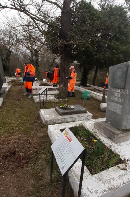 В крымской столице осуществляется благоустройство мест воинских захоронений В крымской столице осуществляется благоустройство мест воинских захоронений