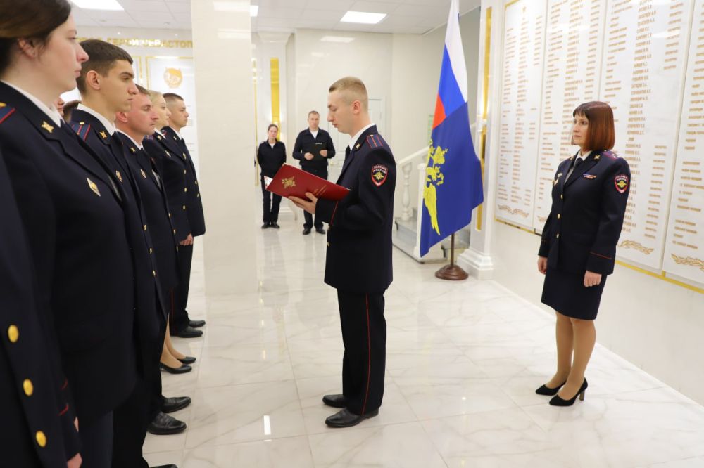 Сотрудники УМВД России по г. Севастополю принесли Присягу на верность Российской Федерации Сотрудники УМВД России по г. Севастополю принесли Присягу на верность Российской Федерации