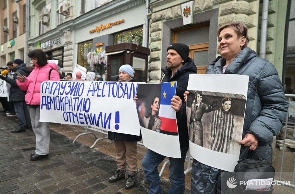 Кадры корреспондентов РИА Новости с митинга в поддержку Евгении Гуцул, который прошел у посольства Молдавии в Москве Кадры корреспондентов РИА Новости с митинга в поддержку Евгении Гуцул, который прошел у посольства Молдавии в Москве