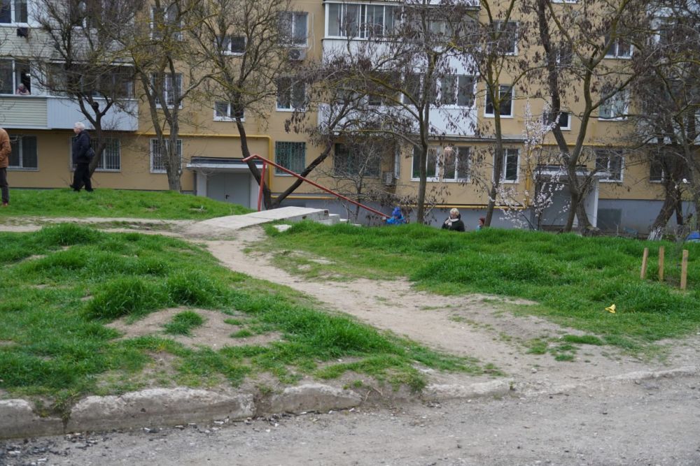 Глава администрации Керчи Олег КАТОРГИН провел встречу с жителями дома №20 по ул. Олега Кошевого. Ранее фонд капитального ремонта выполнил ремонт фасада МКД, в декабре 2024 года во дворе были заасфальтированы... Глава администрации Керчи Олег КАТОРГИН провел встречу с жителями дома №20 по ул. Олега Кошевого. Ранее фонд капитального ремонта выполнил ремонт фасада МКД, в декабре 2024 года во дворе были заасфальтированы...