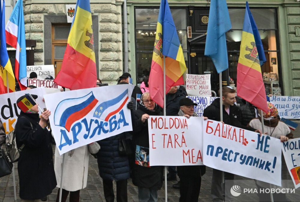 Кадры корреспондентов РИА Новости с митинга в поддержку Евгении Гуцул, который прошел у посольства Молдавии в Москве Кадры корреспондентов РИА Новости с митинга в поддержку Евгении Гуцул, который прошел у посольства Молдавии в Москве