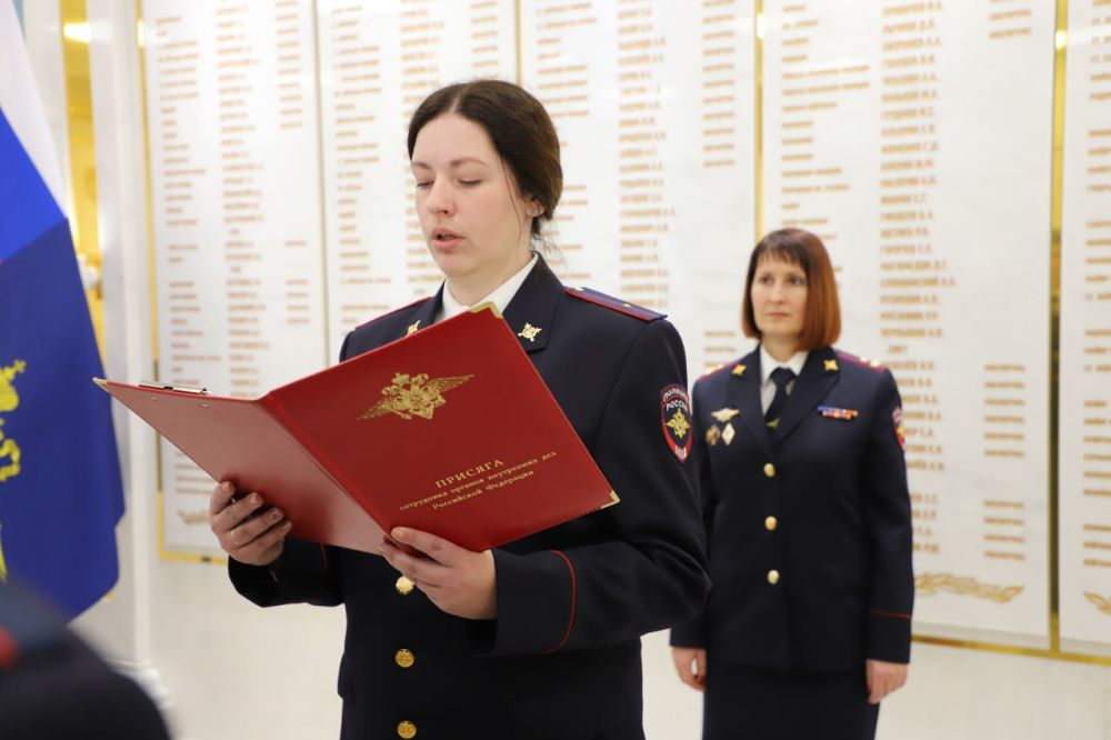 Сотрудники УМВД России по г. Севастополю принесли Присягу на верность Российской Федерации Сотрудники УМВД России по г. Севастополю принесли Присягу на верность Российской Федерации