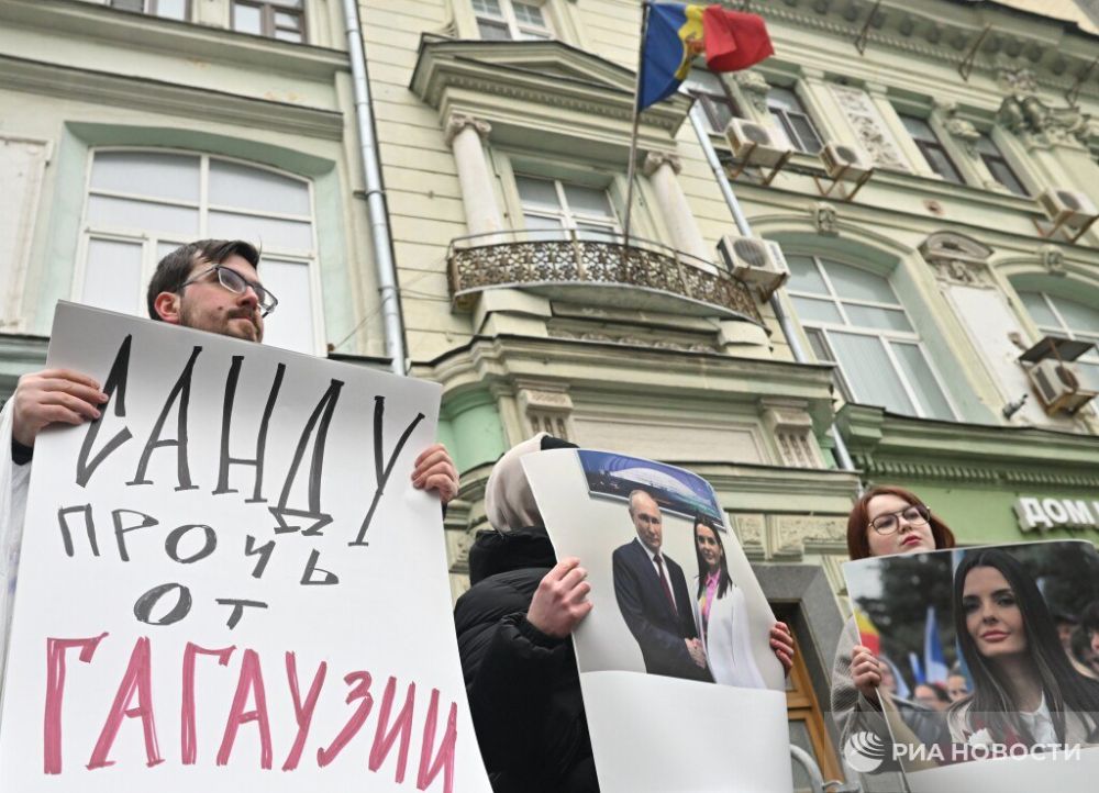 Кадры корреспондентов РИА Новости с митинга в поддержку Евгении Гуцул, который прошел у посольства Молдавии в Москве Кадры корреспондентов РИА Новости с митинга в поддержку Евгении Гуцул, который прошел у посольства Молдавии в Москве