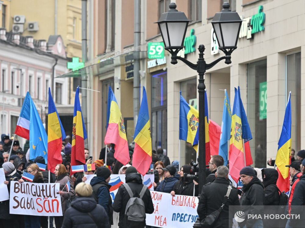 Кадры корреспондентов РИА Новости с митинга в поддержку Евгении Гуцул, который прошел у посольства Молдавии в Москве Кадры корреспондентов РИА Новости с митинга в поддержку Евгении Гуцул, который прошел у посольства Молдавии в Москве