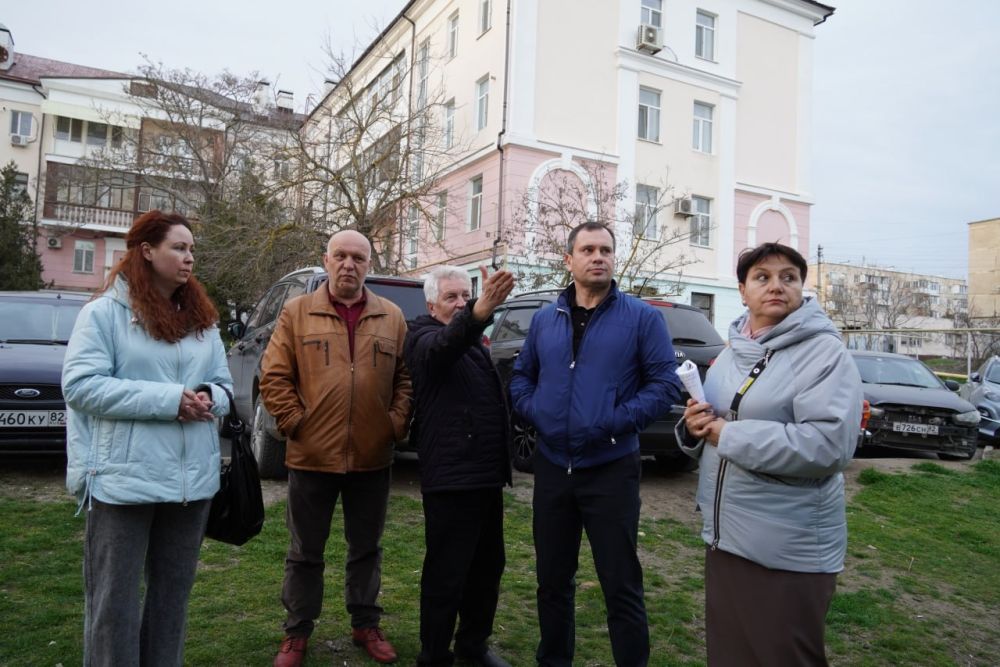Глава администрации Керчи Олег КАТОРГИН провел встречу с жителями дома №20 по ул. Олега Кошевого. Ранее фонд капитального ремонта выполнил ремонт фасада МКД, в декабре 2024 года во дворе были заасфальтированы... Глава администрации Керчи Олег КАТОРГИН провел встречу с жителями дома №20 по ул. Олега Кошевого. Ранее фонд капитального ремонта выполнил ремонт фасада МКД, в декабре 2024 года во дворе были заасфальтированы...