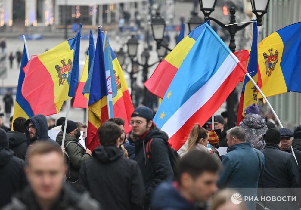 Кадры корреспондентов РИА Новости с митинга в поддержку Евгении Гуцул, который прошел у посольства Молдавии в Москве Кадры корреспондентов РИА Новости с митинга в поддержку Евгении Гуцул, который прошел у посольства Молдавии в Москве