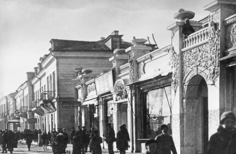 Красивое белоснежное здание с обилием лепных украшений, о котором мы писали вчера, – Дом аптекаря Левентона Красивое белоснежное здание с обилием лепных украшений, о котором мы писали вчера, – Дом аптекаря Левентона