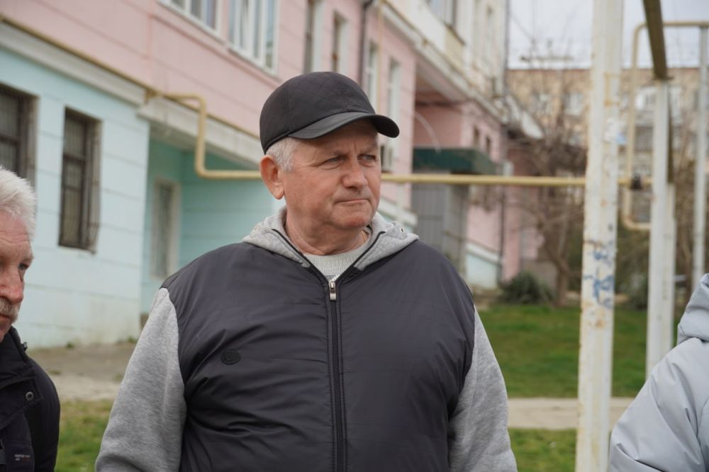 Глава администрации Керчи Олег КАТОРГИН провел встречу с жителями дома №20 по ул. Олега Кошевого. Ранее фонд капитального ремонта выполнил ремонт фасада МКД, в декабре 2024 года во дворе были заасфальтированы... Глава администрации Керчи Олег КАТОРГИН провел встречу с жителями дома №20 по ул. Олега Кошевого. Ранее фонд капитального ремонта выполнил ремонт фасада МКД, в декабре 2024 года во дворе были заасфальтированы...