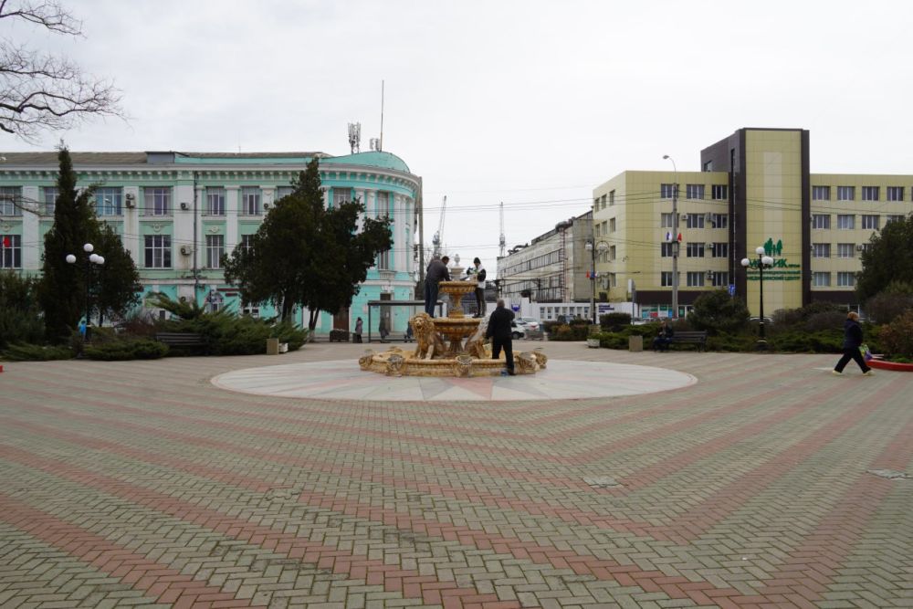 #городские_новости. Фонтан у городской администрации готовят к новому сезону С установлением тепла специалисты приступили к профилактическим мероприятиям, направленным на восстановление его функциональности и эстетику #городские_новости. Фонтан у городской администрации готовят к новому сезону С установлением тепла специалисты приступили к профилактическим мероприятиям, направленным на восстановление его функциональности и эстетику