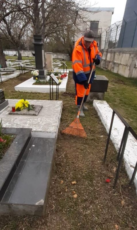 В Симферополе приводят в порядок воинские захоронения В Симферополе приводят в порядок воинские захоронения