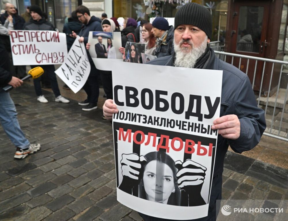 Кадры корреспондентов РИА Новости с митинга в поддержку Евгении Гуцул, который прошел у посольства Молдавии в Москве Кадры корреспондентов РИА Новости с митинга в поддержку Евгении Гуцул, который прошел у посольства Молдавии в Москве