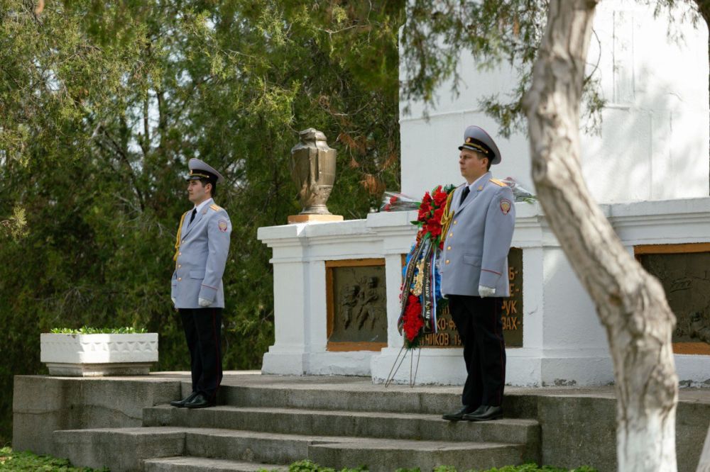Крымские полицейские и представители общественности высадили «Аллею Памяти» Крымские полицейские и представители общественности высадили «Аллею Памяти»