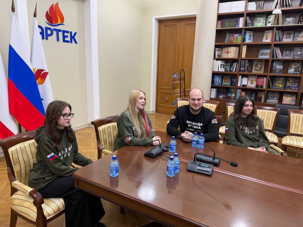 Молодёжка Народного фронта встретилась с артековцами Молодёжка Народного фронта встретилась с артековцами