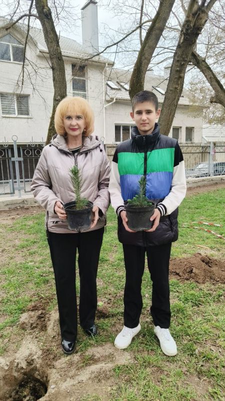 Эммилия Леонова: ПРОДОЛЖАЕМ ОЗЕЛЕНЯТЬ ТЕРРИТОРИЮ ШКОЛЫ Эммилия Леонова: ПРОДОЛЖАЕМ ОЗЕЛЕНЯТЬ ТЕРРИТОРИЮ ШКОЛЫ
