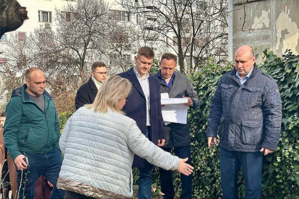 Владимир Немцев: Встретились с жителями домов №3, 5, 7 по улице Глухова, чтобы обсудить благоустройство внутриквартальных дорог, придомовых территорий, а также пешеходной сети в районе этих домов Владимир Немцев: Встретились с жителями домов №3, 5, 7 по улице Глухова, чтобы обсудить благоустройство внутриквартальных дорог, придомовых территорий, а также пешеходной сети в районе этих домов