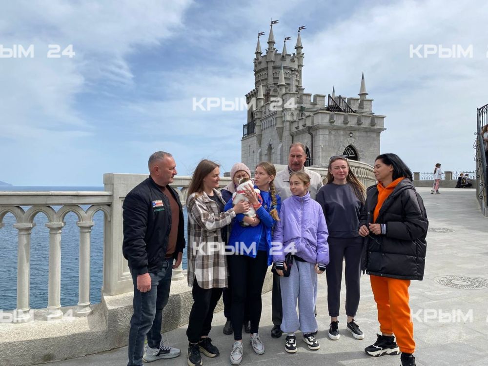 Чудом спасённую кошку Мусю привезли на территорию Ласточкиного гнезда Чудом спасённую кошку Мусю привезли на территорию Ласточкиного гнезда