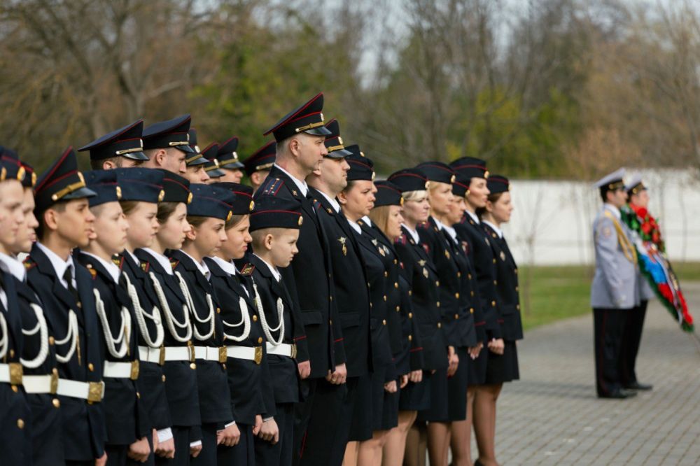 Крымские полицейские и представители общественности высадили «Аллею Памяти» Крымские полицейские и представители общественности высадили «Аллею Памяти»