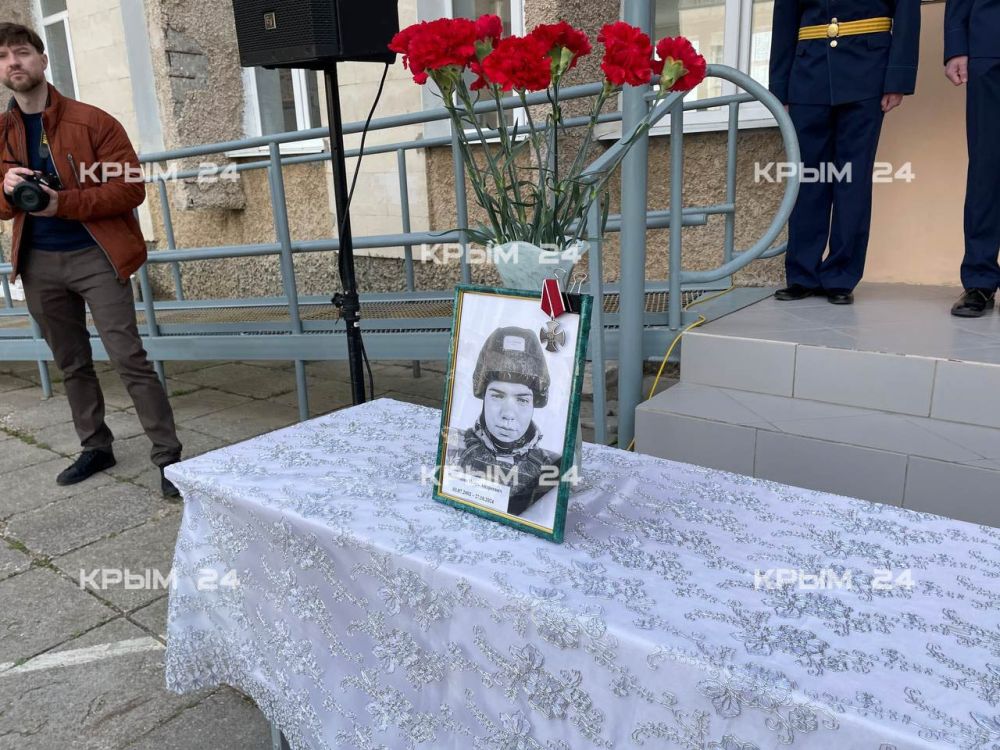 В Евпатории открыли мемориальные доски в честь погибших героев СВО В Евпатории открыли мемориальные доски в честь погибших героев СВО