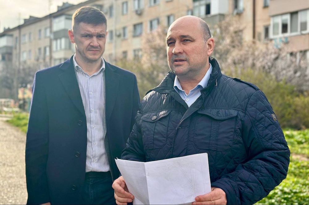 Владимир Немцев: Встретились с жителями домов №3, 5, 7 по улице Глухова, чтобы обсудить благоустройство внутриквартальных дорог, придомовых территорий, а также пешеходной сети в районе этих домов Владимир Немцев: Встретились с жителями домов №3, 5, 7 по улице Глухова, чтобы обсудить благоустройство внутриквартальных дорог, придомовых территорий, а также пешеходной сети в районе этих домов