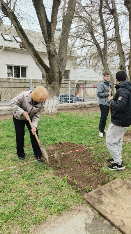 Эммилия Леонова: ПРОДОЛЖАЕМ ОЗЕЛЕНЯТЬ ТЕРРИТОРИЮ ШКОЛЫ Эммилия Леонова: ПРОДОЛЖАЕМ ОЗЕЛЕНЯТЬ ТЕРРИТОРИЮ ШКОЛЫ