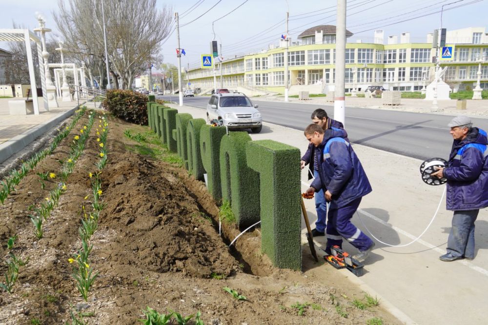#жкх. На Адмиралтейском проезде монтируют подсветку букв «Керчь – город-герой» #жкх. На Адмиралтейском проезде монтируют подсветку букв «Керчь – город-герой»