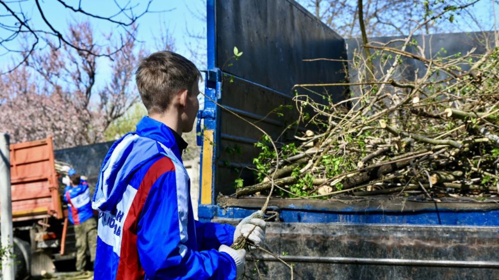 В Симферополе 50 студентов и школьников приводили в порядок братские захоронения советских воинов Великой Отечественной войны В Симферополе 50 студентов и школьников приводили в порядок братские захоронения советских воинов Великой Отечественной войны
