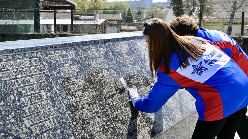 В Симферополе 50 студентов и школьников приводили в порядок братские захоронения советских воинов Великой Отечественной войны В Симферополе 50 студентов и школьников приводили в порядок братские захоронения советских воинов Великой Отечественной войны