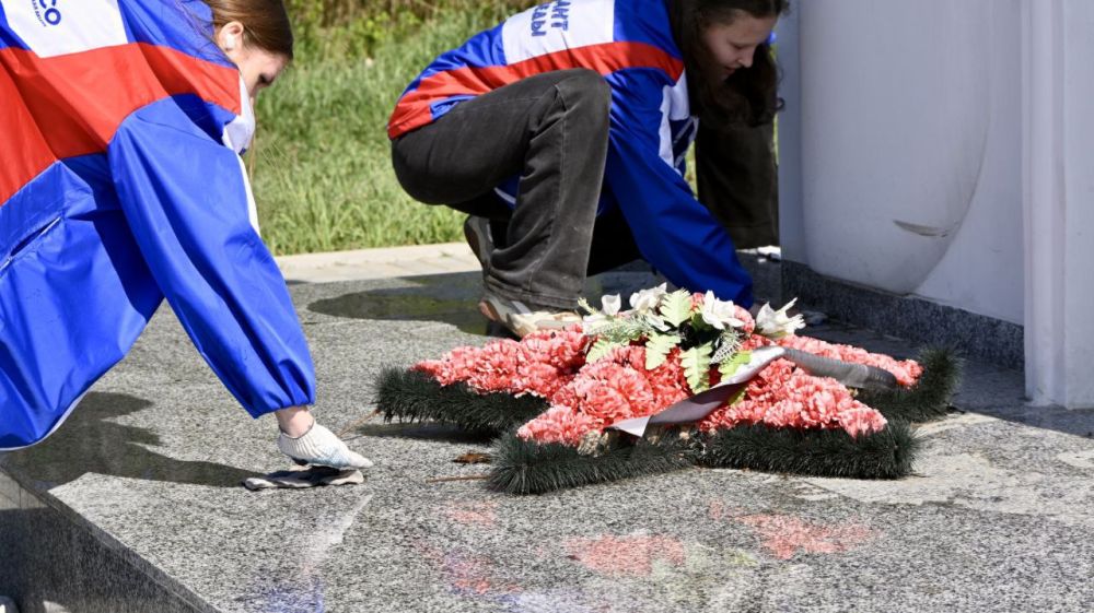 50 студентов и школьников провели уборку братских захоронений советских воинов Великой Отечественной войны в Симферополе 50 студентов и школьников провели уборку братских захоронений советских воинов Великой Отечественной войны в Симферополе