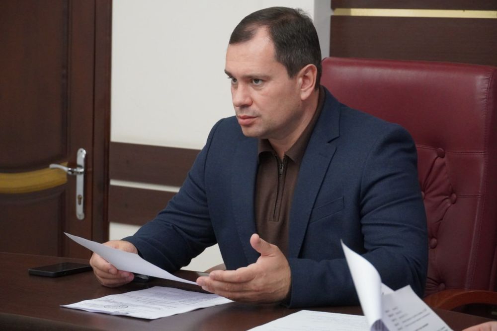 Глава администрации Керчи Олег КАТОРГИН провел аппаратное совещание с заместителями и начальниками структурных подразделений Глава администрации Керчи Олег КАТОРГИН провел аппаратное совещание с заместителями и начальниками структурных подразделений