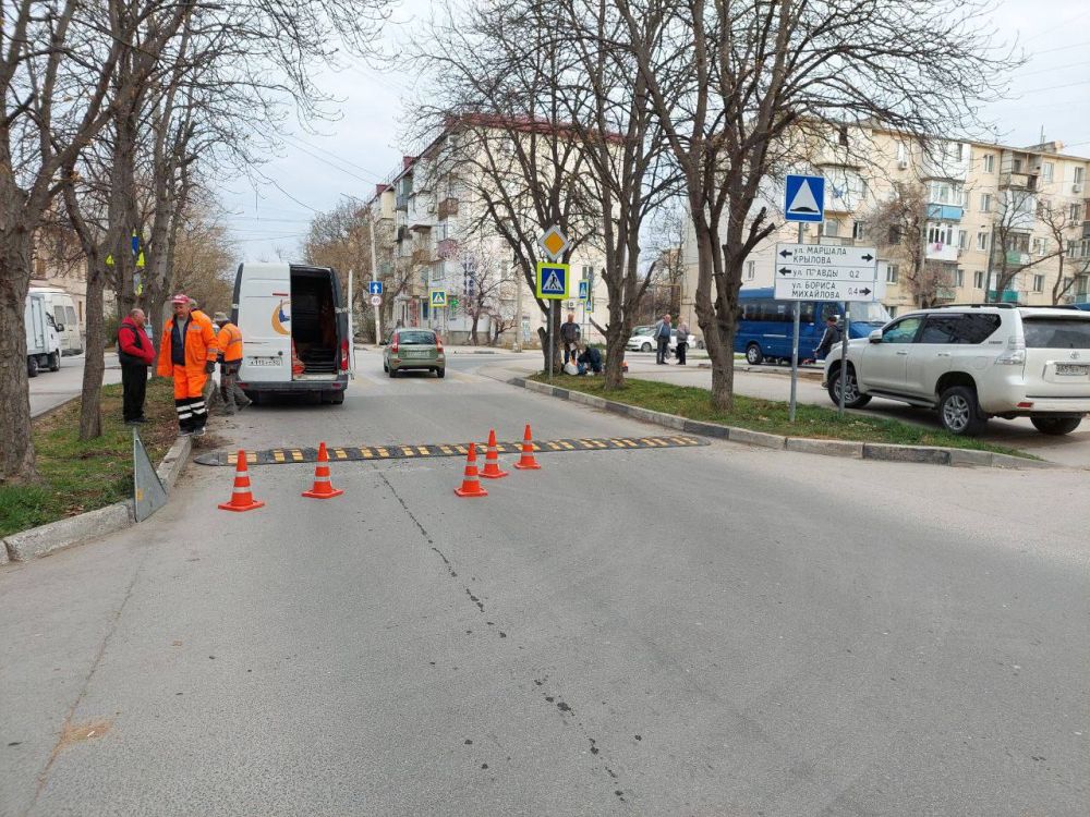 В Севастополе устанавливают «лежачие полицейские» В Севастополе устанавливают «лежачие полицейские»