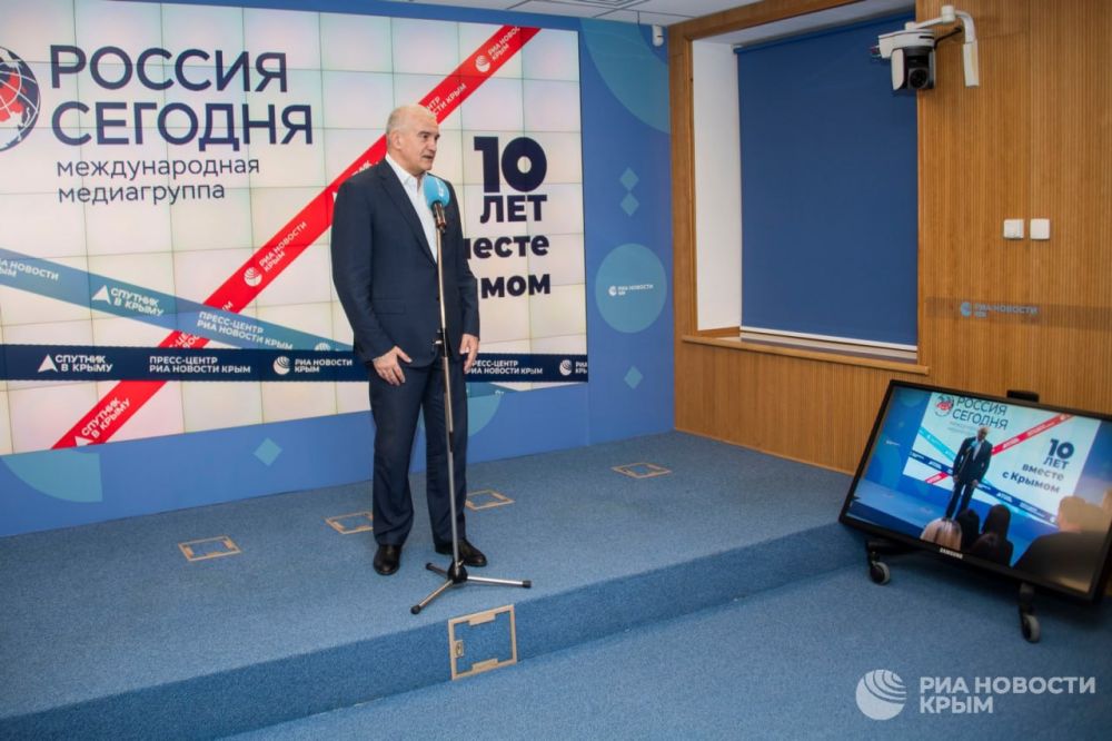 Сергей Аксенов поздравил региональное подразделение медиагруппы "Россия сегодня" в Симферополе с 10-летием Сергей Аксенов поздравил региональное подразделение медиагруппы "Россия сегодня" в Симферополе с 10-летием