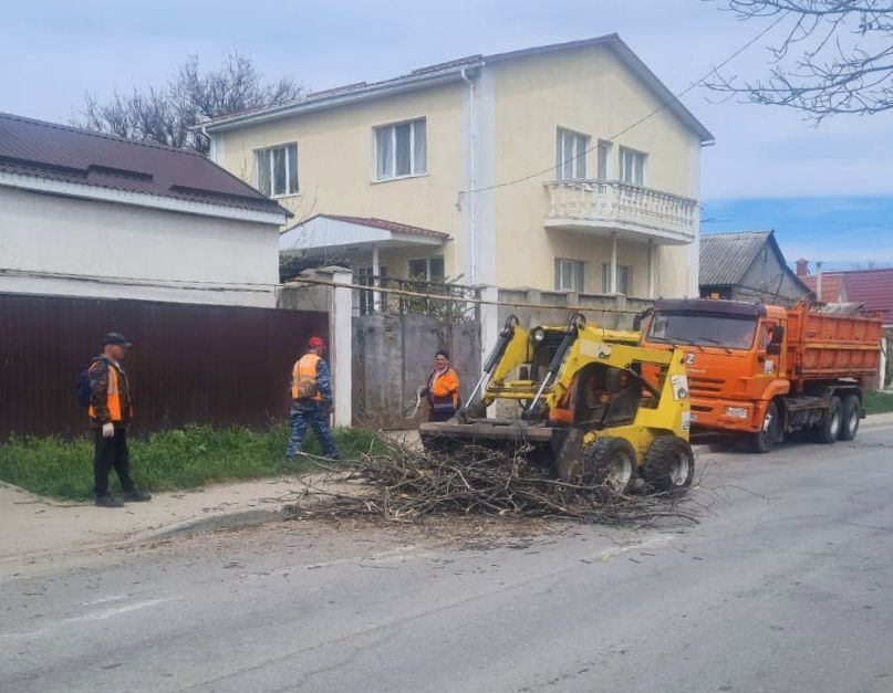 Сотрудники МБУ «Город» ежедневно обеспечивают чистоту и порядок в крымской столице Сотрудники МБУ «Город» ежедневно обеспечивают чистоту и порядок в крымской столице