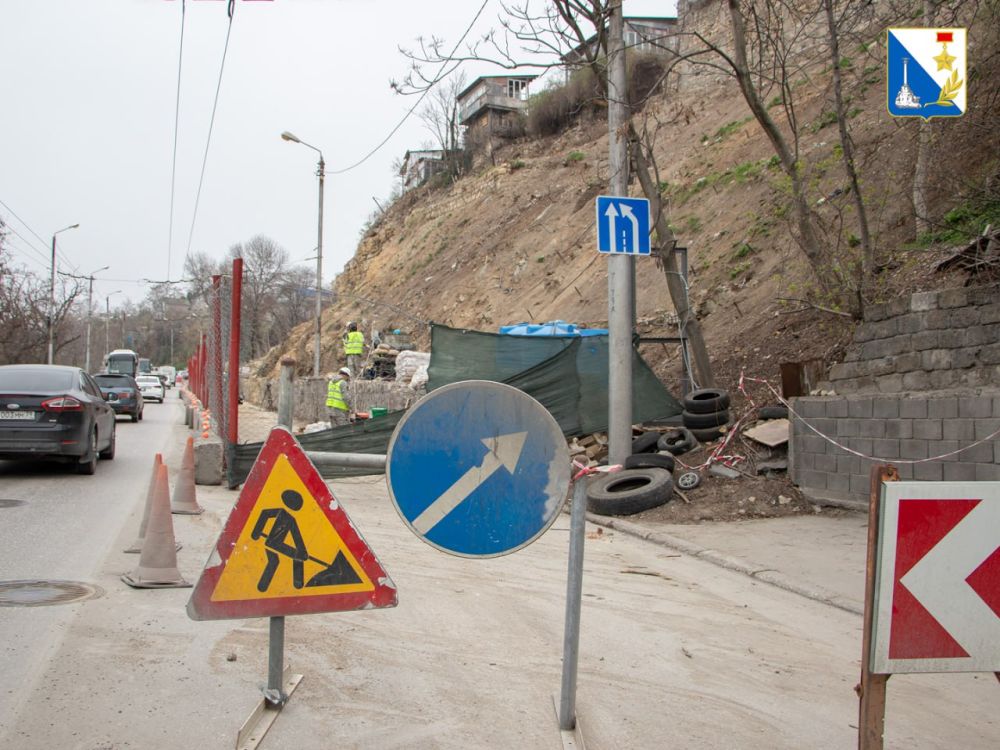 На склоне улицы Героев Севастополя приступили к устройству анкерных свай На склоне улицы Героев Севастополя приступили к устройству анкерных свай