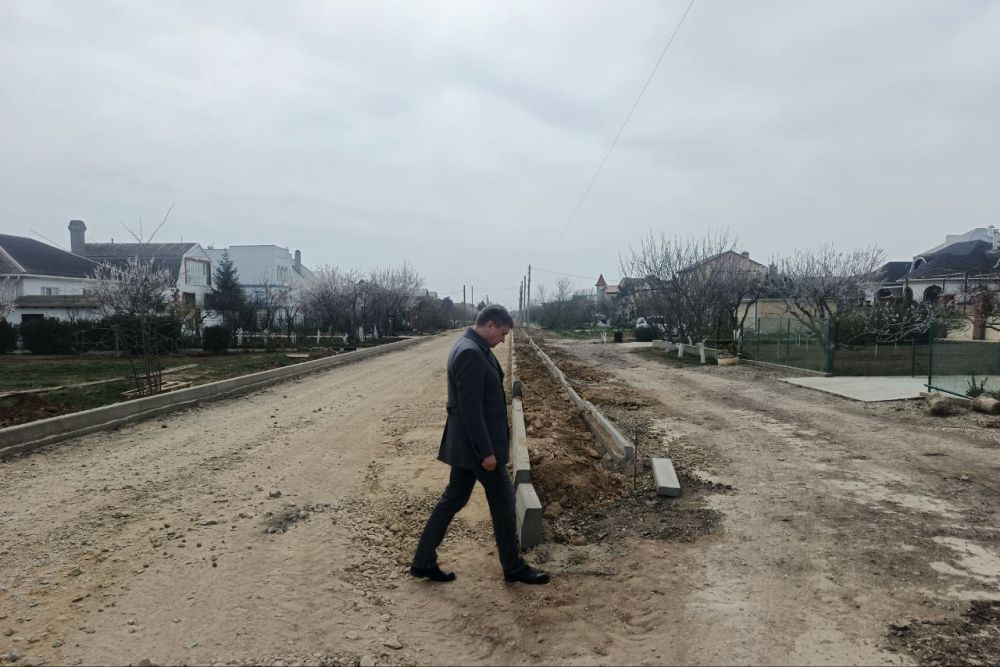 Александр Юрьев: Как и обещал жителям микрорайона Спутник-2, в этом году в рамках содержания улично-дорожной сети асфальтируем проезжую часть и обустраиваем тротуары на ул. Надежды Александр Юрьев: Как и обещал жителям микрорайона Спутник-2, в этом году в рамках содержания улично-дорожной сети асфальтируем проезжую часть и обустраиваем тротуары на ул. Надежды