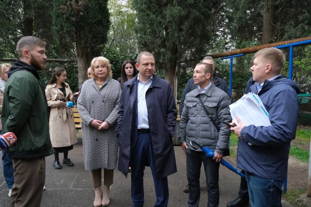 Альберт Куршутов: Совместно с Главой администрации города Ялта Республики Крым Павленко Яниной Петровной провели обход территорий МКД на территории города Альберт Куршутов: Совместно с Главой администрации города Ялта Республики Крым Павленко Яниной Петровной провели обход территорий МКД на территории города