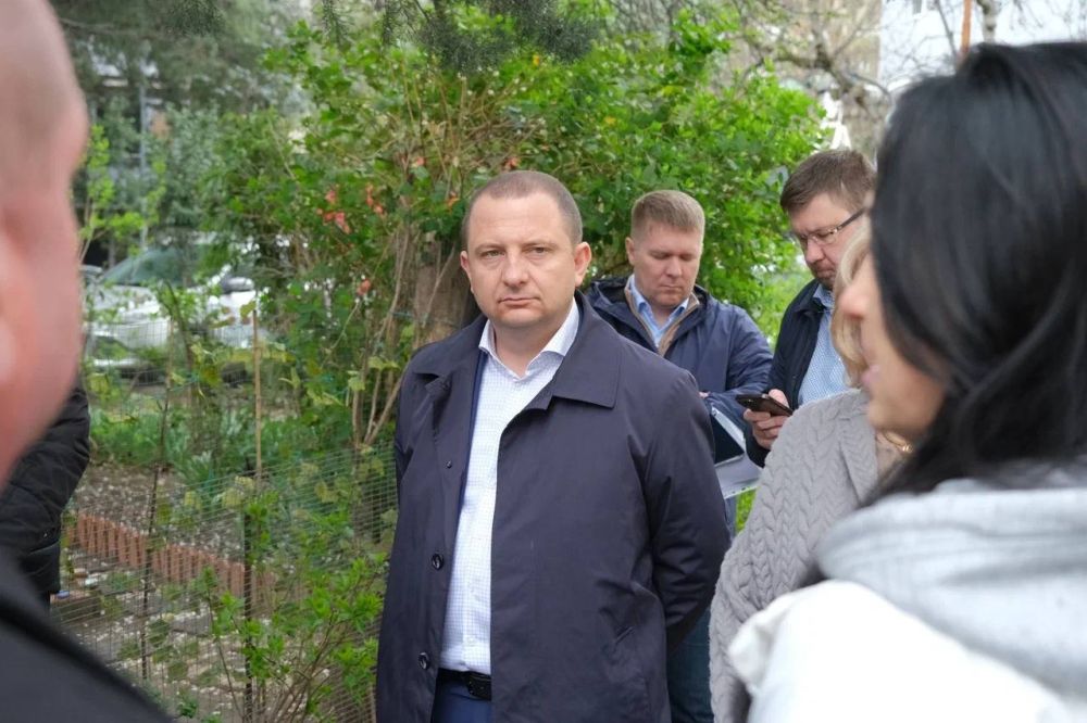 Альберт Куршутов: Совместно с Главой администрации города Ялта Республики Крым Павленко Яниной Петровной провели обход территорий МКД на территории города Альберт Куршутов: Совместно с Главой администрации города Ялта Республики Крым Павленко Яниной Петровной провели обход территорий МКД на территории города