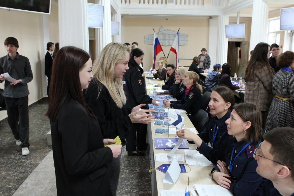 Министерство юстиции Республики Крым в качестве работодателя приняло участие в Ярмарке вакансий для студентов Крымского филиала Российского государственного университета правосудия имени В.М. Лебедева, которая проходила на... Министерство юстиции Республики Крым в качестве работодателя приняло участие в Ярмарке вакансий для студентов Крымского филиала Российского государственного университета правосудия имени В.М. Лебедева, которая проходила на...