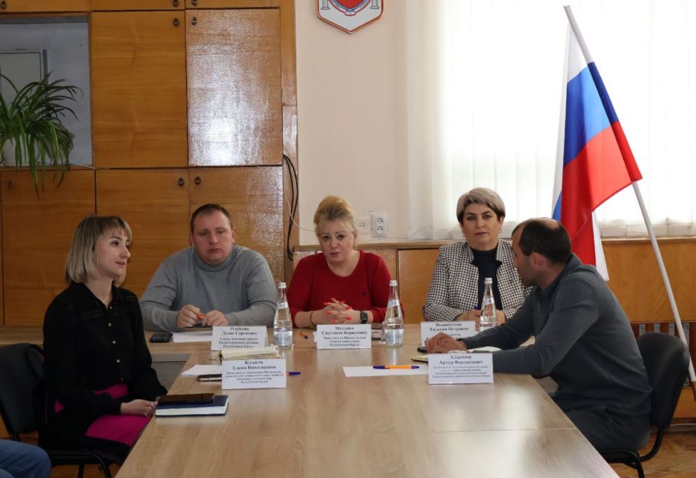 Денис Олейник: Сегодня по поручению Главы Республики Крым Сергея Валерьевича Аксенова, под руководством заместителя Председателя Совета министров Республики Крым Светланы Масловой, состоялась встреча с председателями и...