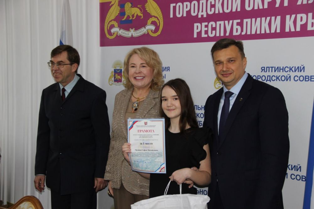 Юрий Нестеренко: В канун Дня города Ялты подвели итоги II-го муниципального конкурса среди школьников «Наследие моего города» Юрий Нестеренко: В канун Дня города Ялты подвели итоги II-го муниципального конкурса среди школьников «Наследие моего города»