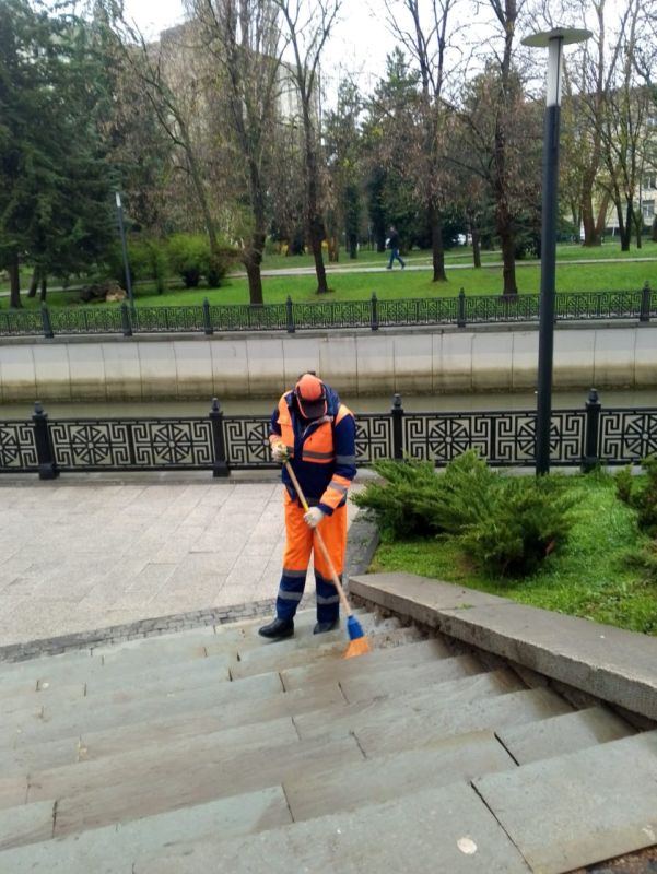 Несмотря на дождливую погоду сотрудники МБУ «Город» продолжают работы по уборке улиц и общественных территорий крымской столицы Несмотря на дождливую погоду сотрудники МБУ «Город» продолжают работы по уборке улиц и общественных территорий крымской столицы