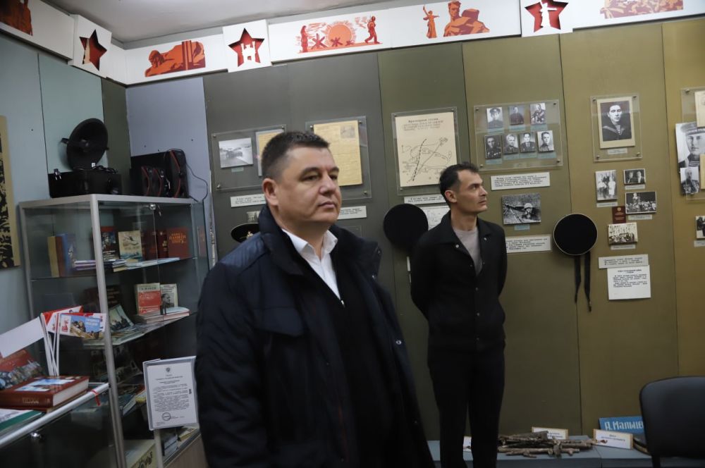 В Железнодорожненской средней общеобразовательной школе имени Григоренко Бориса Фёдоровича первый заместитель главы администрации района Энвер Аблаев и директор Центра по обслуживанию муниципальных учреждений Бахчисарайского... В Железнодорожненской средней общеобразовательной школе имени Григоренко Бориса Фёдоровича первый заместитель главы администрации района Энвер Аблаев и директор Центра по обслуживанию муниципальных учреждений Бахчисарайского...