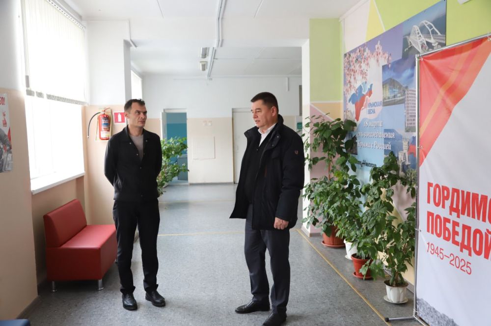В Железнодорожненской средней общеобразовательной школе имени Григоренко Бориса Фёдоровича первый заместитель главы администрации района Энвер Аблаев и директор Центра по обслуживанию муниципальных учреждений Бахчисарайского... В Железнодорожненской средней общеобразовательной школе имени Григоренко Бориса Фёдоровича первый заместитель главы администрации района Энвер Аблаев и директор Центра по обслуживанию муниципальных учреждений Бахчисарайского...