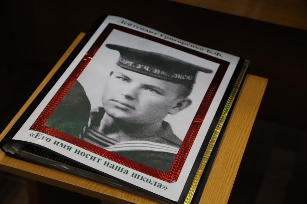 В Железнодорожненской средней общеобразовательной школе имени Григоренко Бориса Фёдоровича первый заместитель главы администрации района Энвер Аблаев и директор Центра по обслуживанию муниципальных учреждений Бахчисарайского... В Железнодорожненской средней общеобразовательной школе имени Григоренко Бориса Фёдоровича первый заместитель главы администрации района Энвер Аблаев и директор Центра по обслуживанию муниципальных учреждений Бахчисарайского...