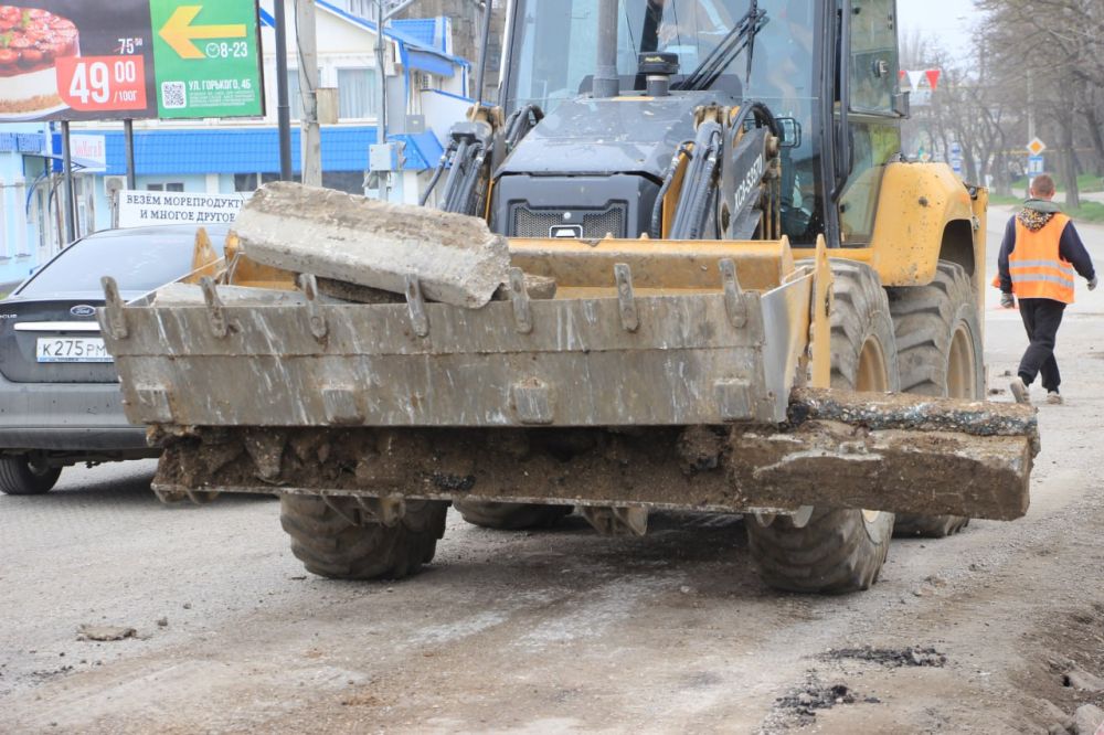 На Горьковском мосту проводятся работы по демонтажу бортовых камней На Горьковском мосту проводятся работы по демонтажу бортовых камней