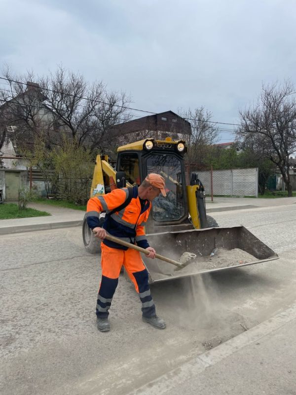 Несмотря на дождливую погоду сотрудники МБУ «Город» продолжают работы по уборке улиц и общественных территорий крымской столицы Несмотря на дождливую погоду сотрудники МБУ «Город» продолжают работы по уборке улиц и общественных территорий крымской столицы